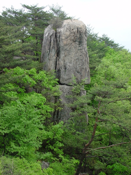 백두대간 능선 상의 고인돌 바위 